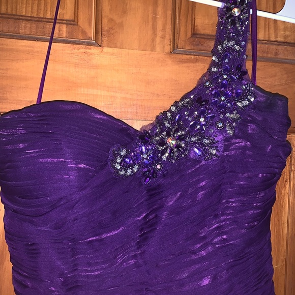 LA Merchandises size US 8 dark purple gown. - Picture 3 of 6